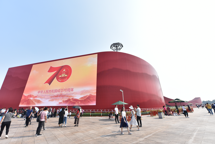 北京天安门广场国庆70周年“红飘带”